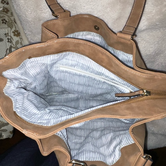 NWT COGNAC WITH GOLD HARDWARE PURSE. BEAUTIFUL AND SPACIOUS - Picture 5 of 8